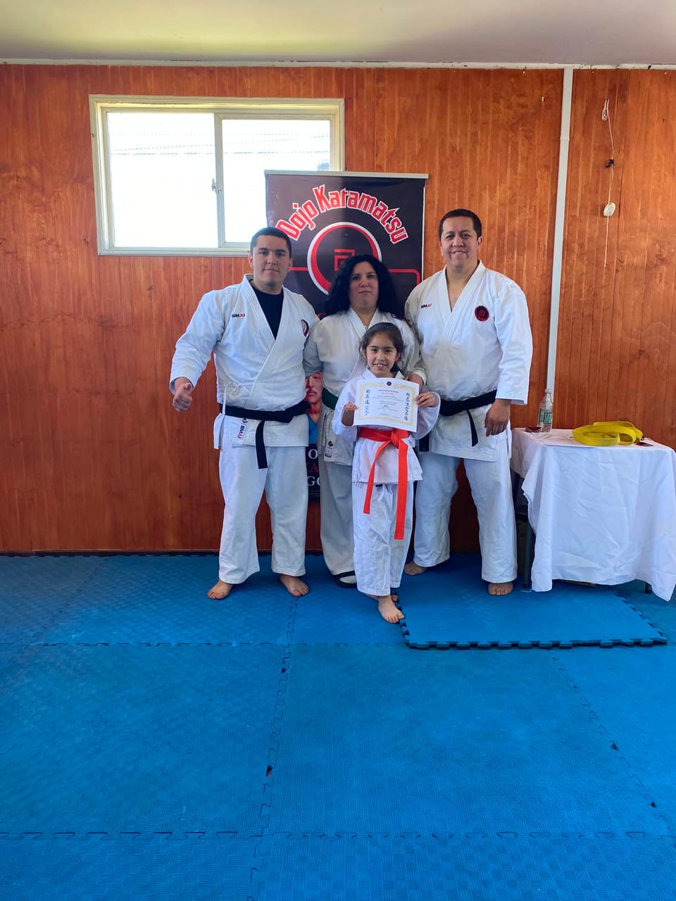Familia recibiendo certificado de karate