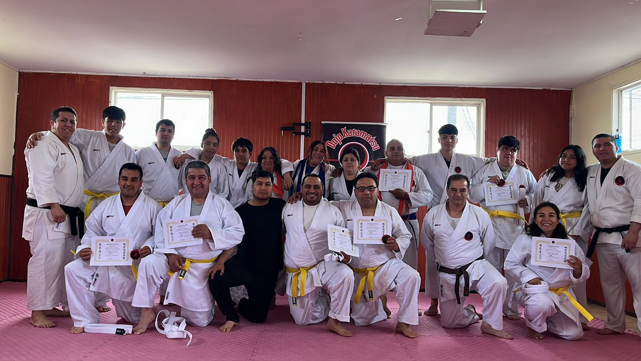Grupo con certificados de graduación