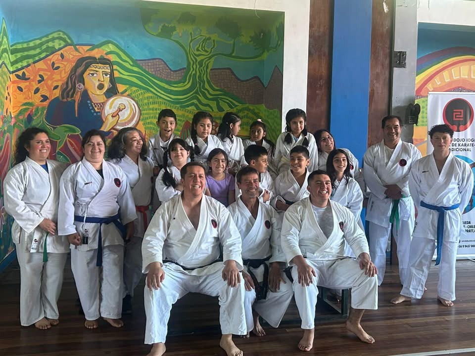 Grupo de alumnos frente a mural