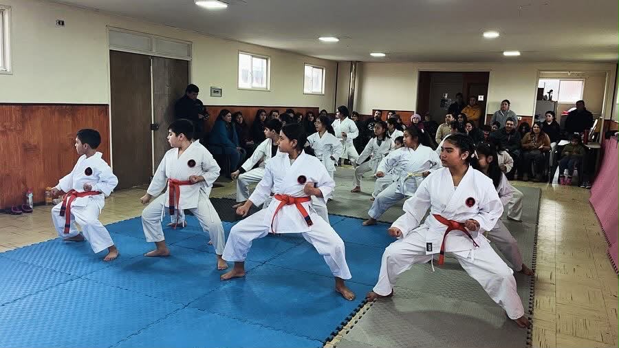 Alumnos practicando kata en grupo