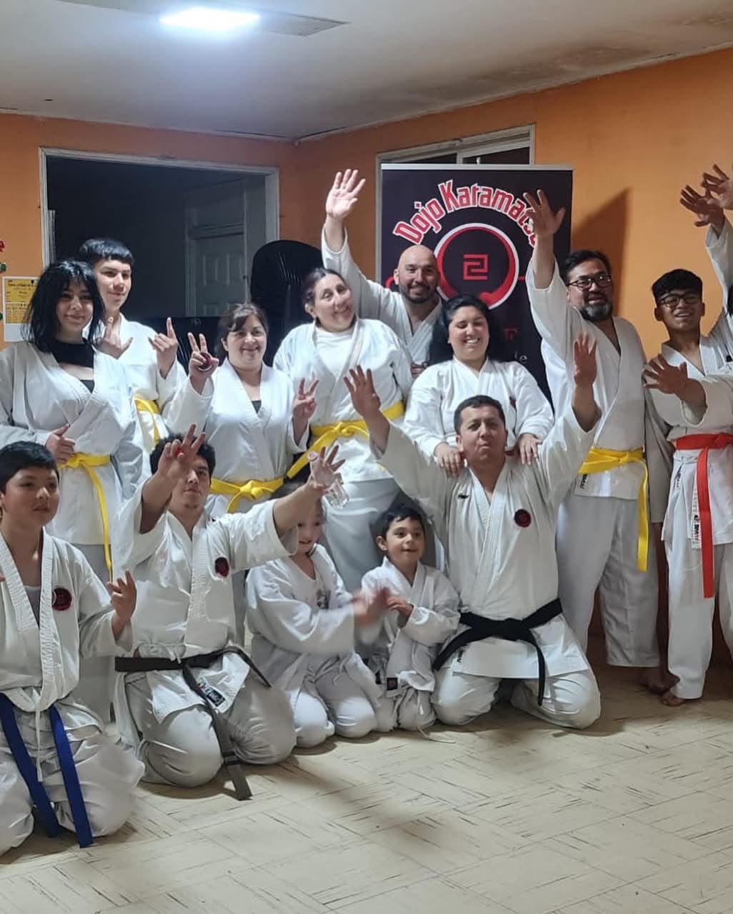 Alumnos y sensei del Dojo Karamatsu celebrando juntos